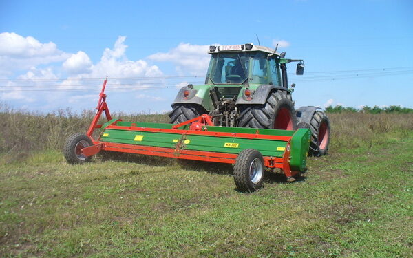 KB 302 szárzúzó
